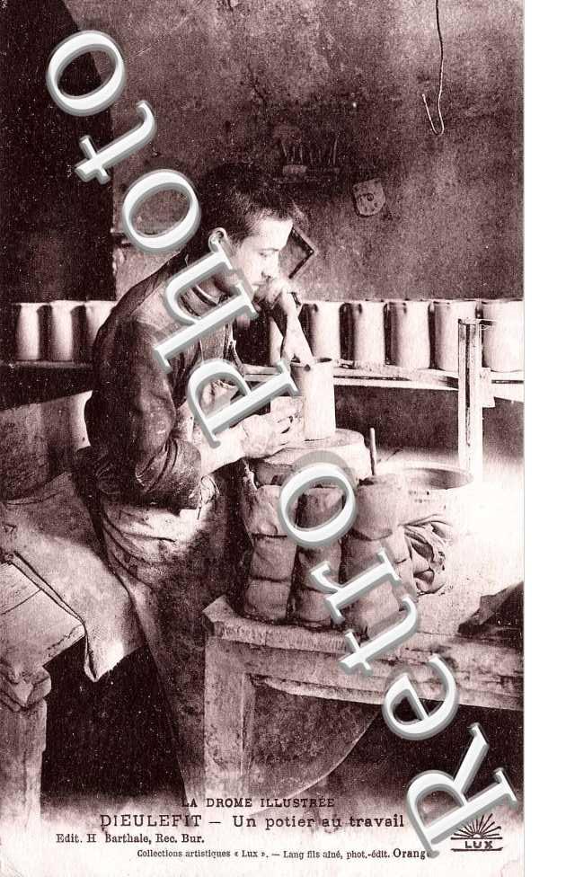 Un potier au travail