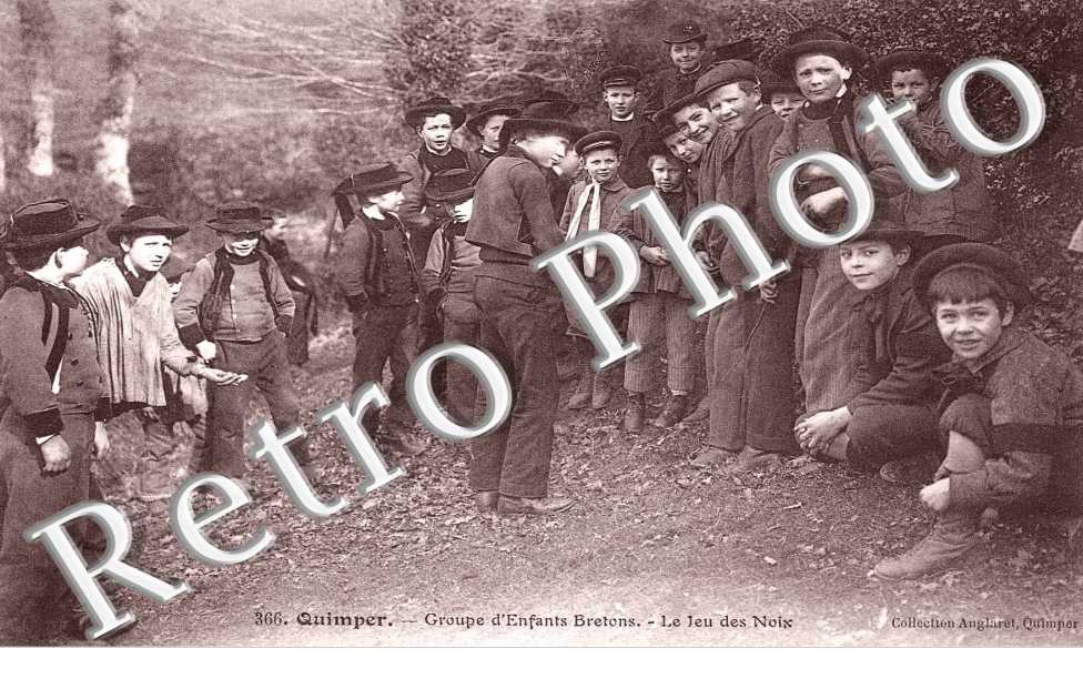 Groupe d&#039;enfants - Le jeu des noix