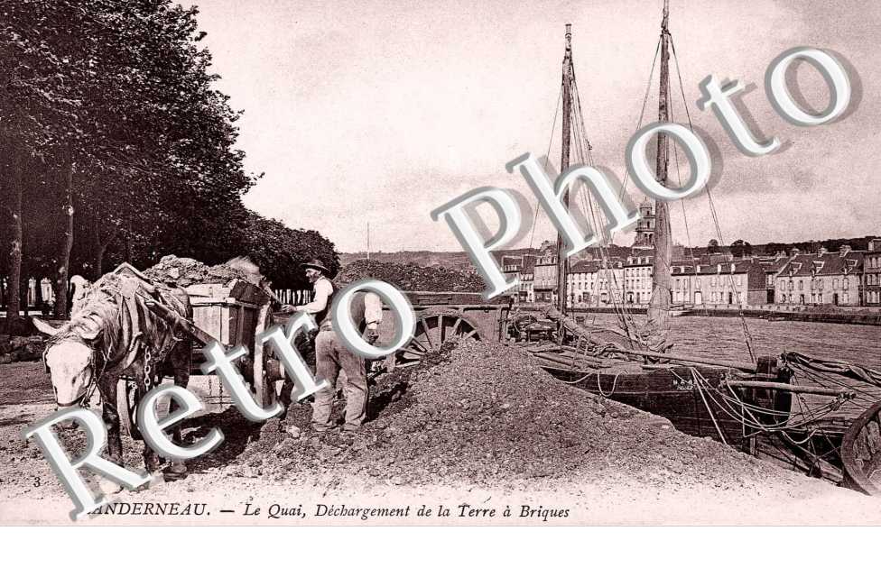 le quai, dechargement de la terre a briques