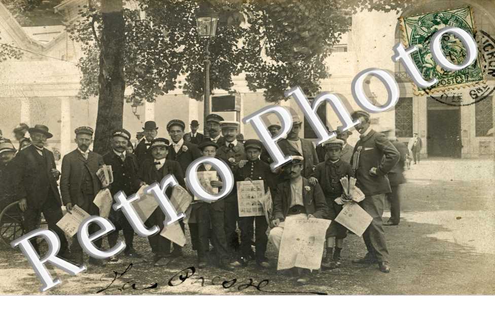 (Groupe de personnes avec journeaux)