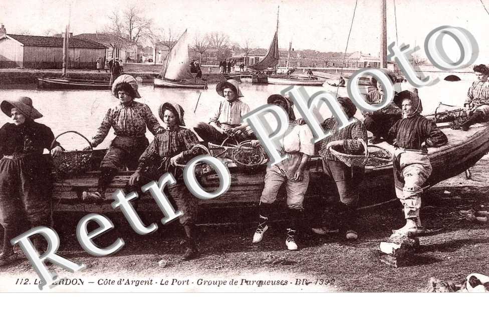 Le port - Groupe de parqueuses d&#039;huitres