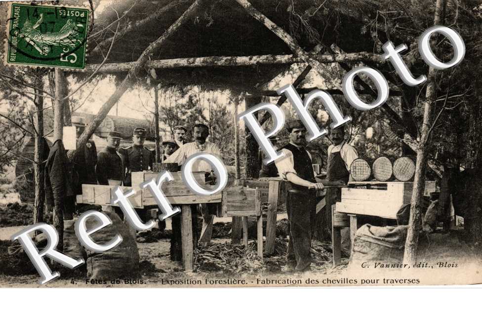 Fetes de Blois juin 1907 - exposition forestiere, fabrication des chevilles pour traverses