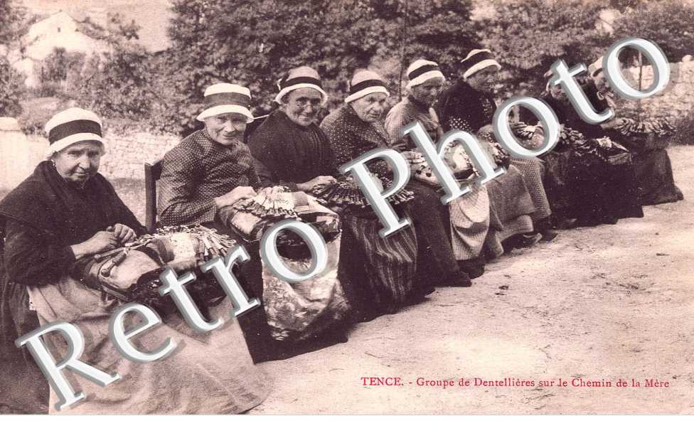 groupe de dentellieres sur le chemin de la mere