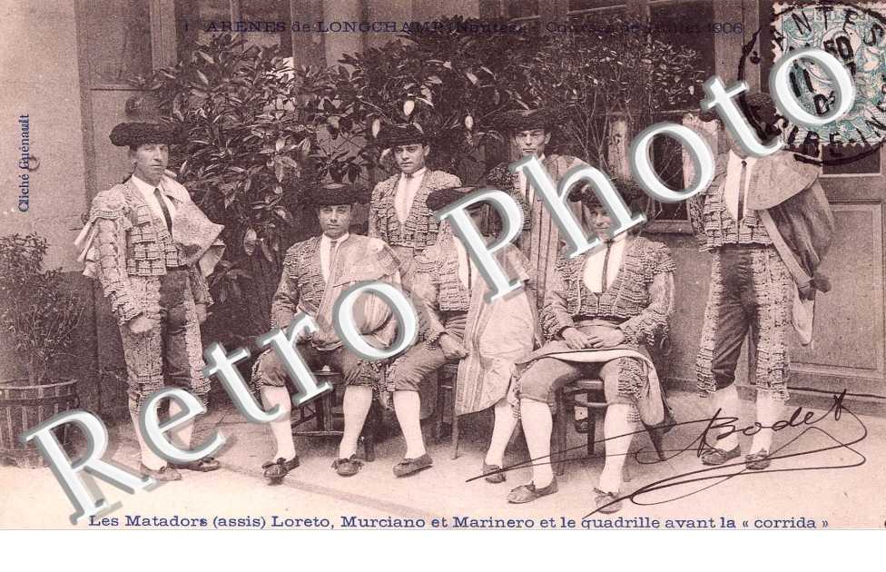 Arenes de Longchamp Courses de juillet 1906 Les taureaux dans l&#039;arebe pendant que des charpentiers reparent le toril demoli a coups de cornes.