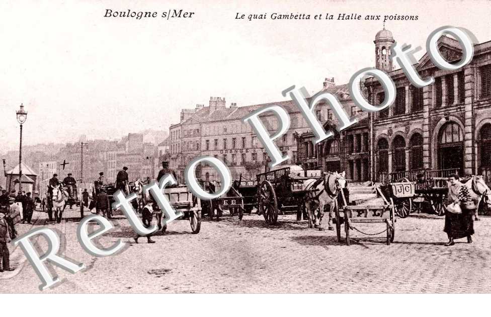 LE QUAI GAMBETTA ET LA HALLE AUX POISSONS