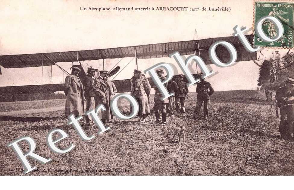 Un aeroplane allemand atterit - militaires
