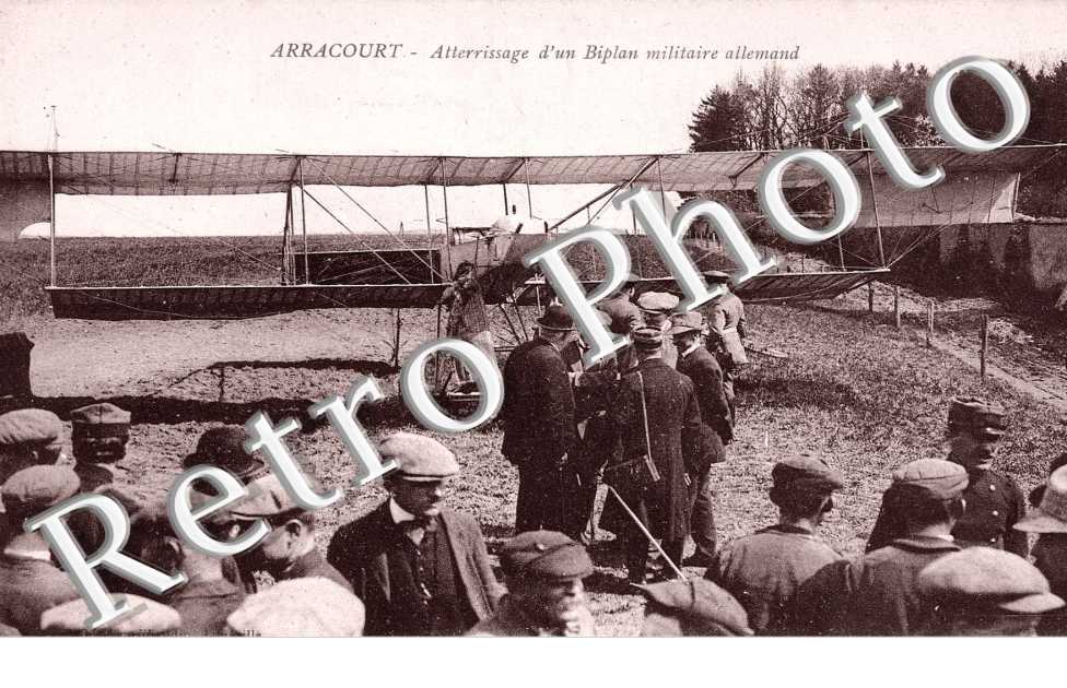 atterrissage d'un biplan militaire allemand