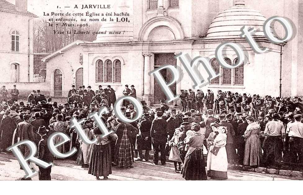 porte de l'eglise hachee et enfoncee au nom de la loi le 7 mars 1906 - "vive la liberte quand meme!"