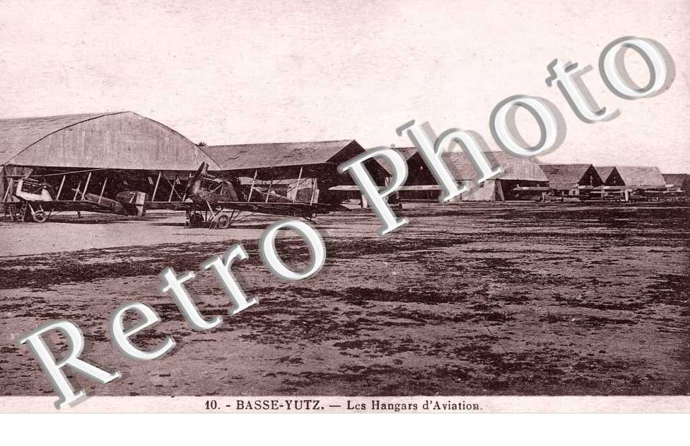 les hangars d&#039;aviation