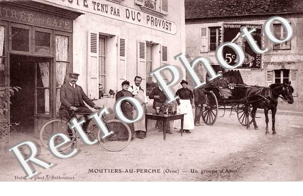 un groupe d&#039;amis -  cafe tenu par Duc provost