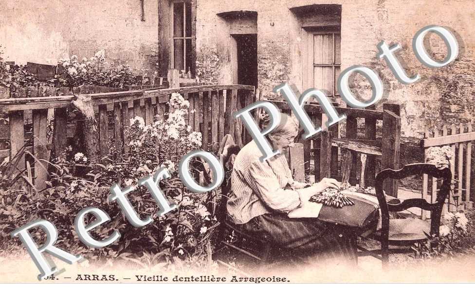 VIEILLE DENTELLIERE
