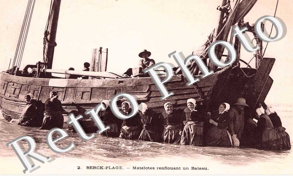 Matelottes renflouant un bateau