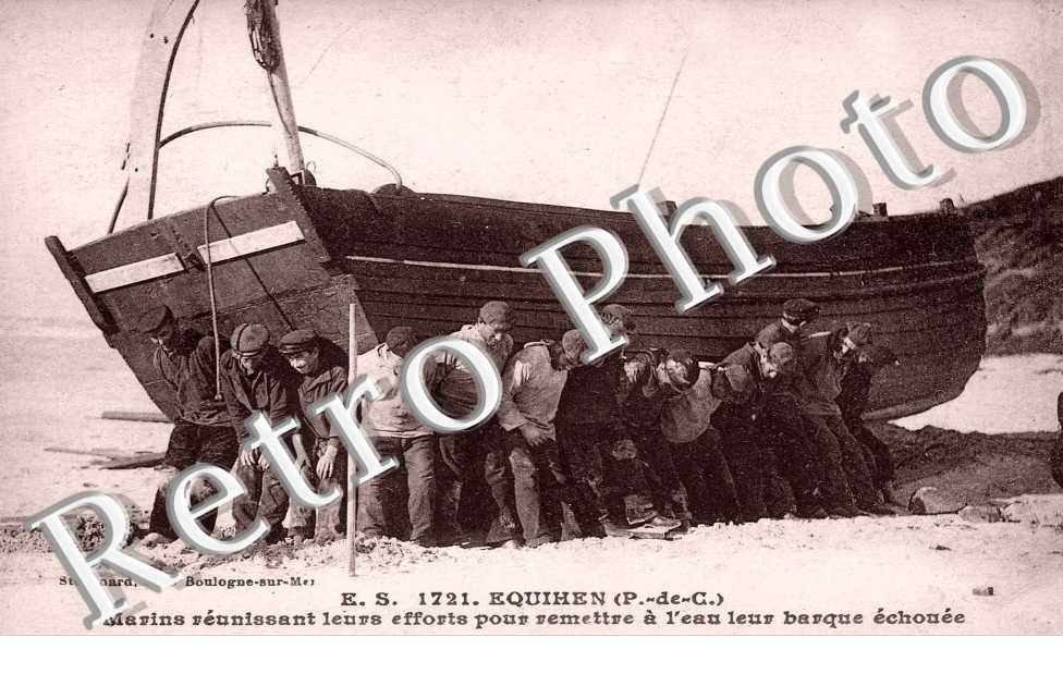 marins remettant a l'eau leur barque echouee