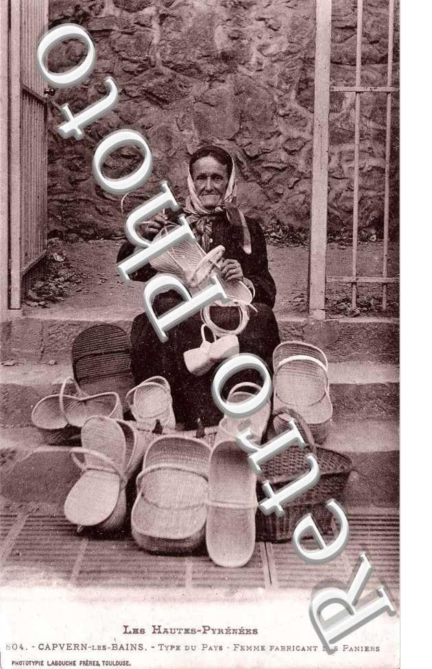 FEMMES FABRIQUANT DES PANIERS 