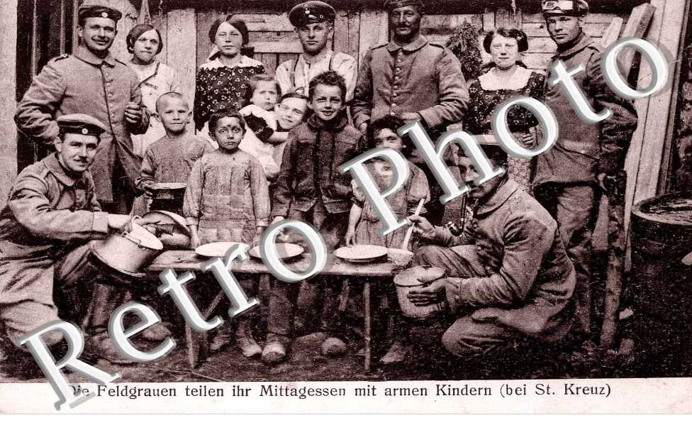 die feldgraue teilen ihr mitagessen mit armen kindern