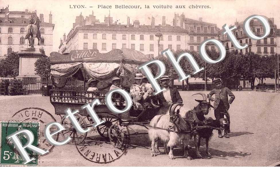 place Bellecour, la voiture aux chevres
