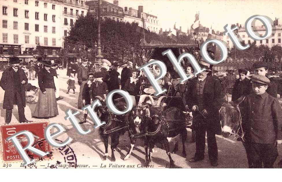 La place Bellecour. LA VOITURE A UX CHEVRES