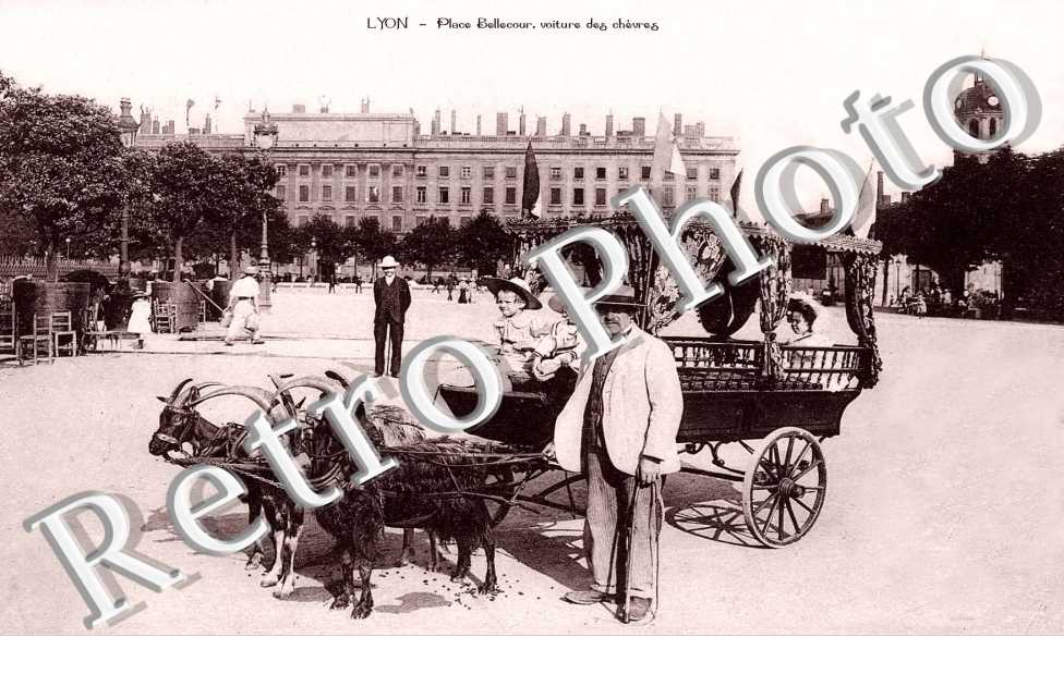 PLACE BELLECOUR VOITURE DES CHEVRES 