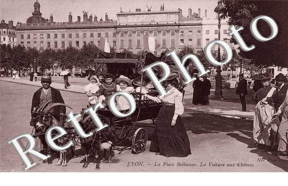 La place Bellecour. LA VOITURE AUX CHEVRES