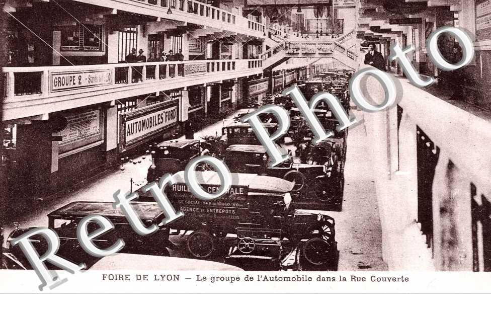 FOIRE DE LYON le groupe de l'automobile dans la rue couverte