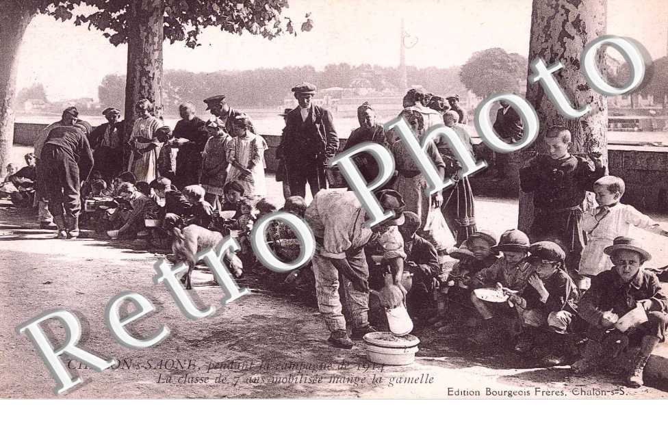 Campagne de 1914 - la classe de 7 ans mobilisee mange la gamelle