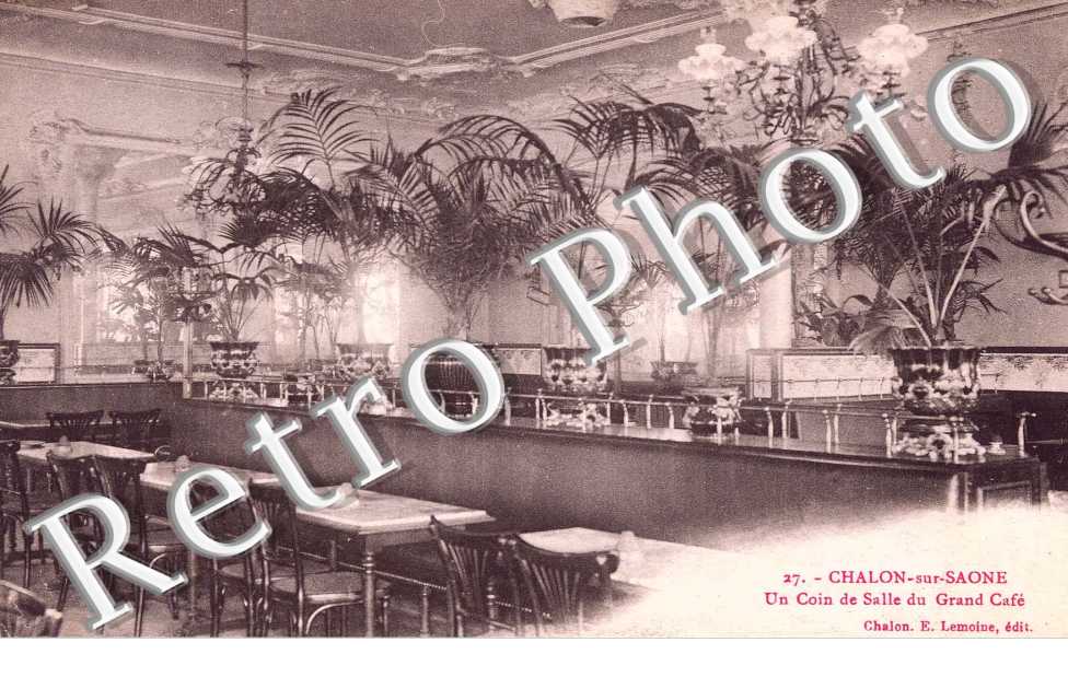 Un coin de salle du grand cafe