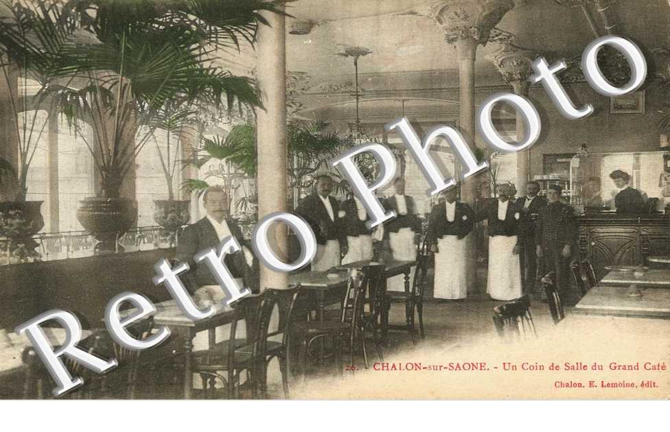 Un coin de la salle du grand cafe (couleur)