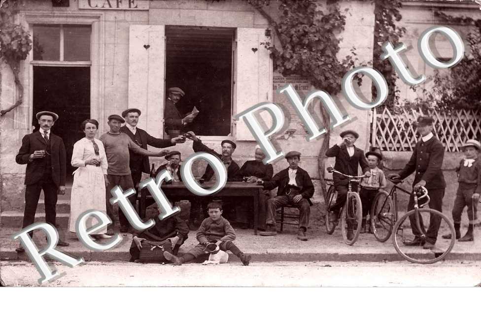 Un groupe de Personne au café
