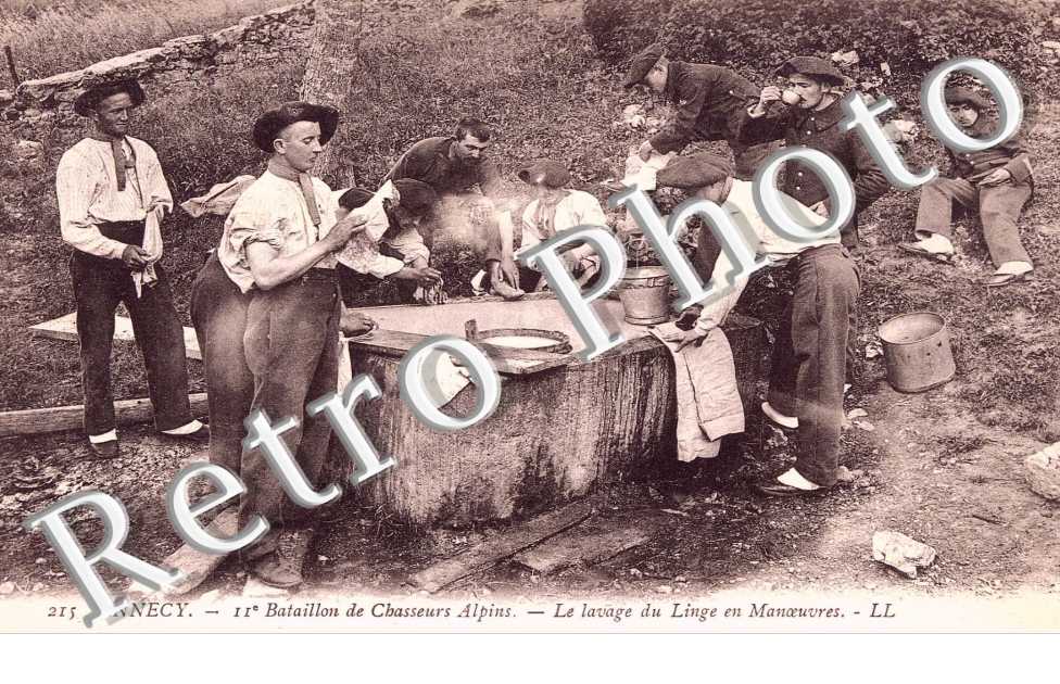 11e bataillon de chasseurs alpins. le lavage du linge en manoeuvres