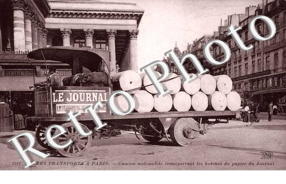 Camion automobile transportant les bobines du papier du journal