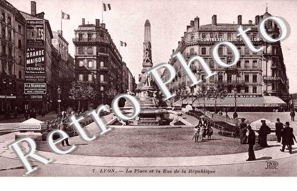 LA PLACE ET LA RUE DE LA REPUBLIQUE