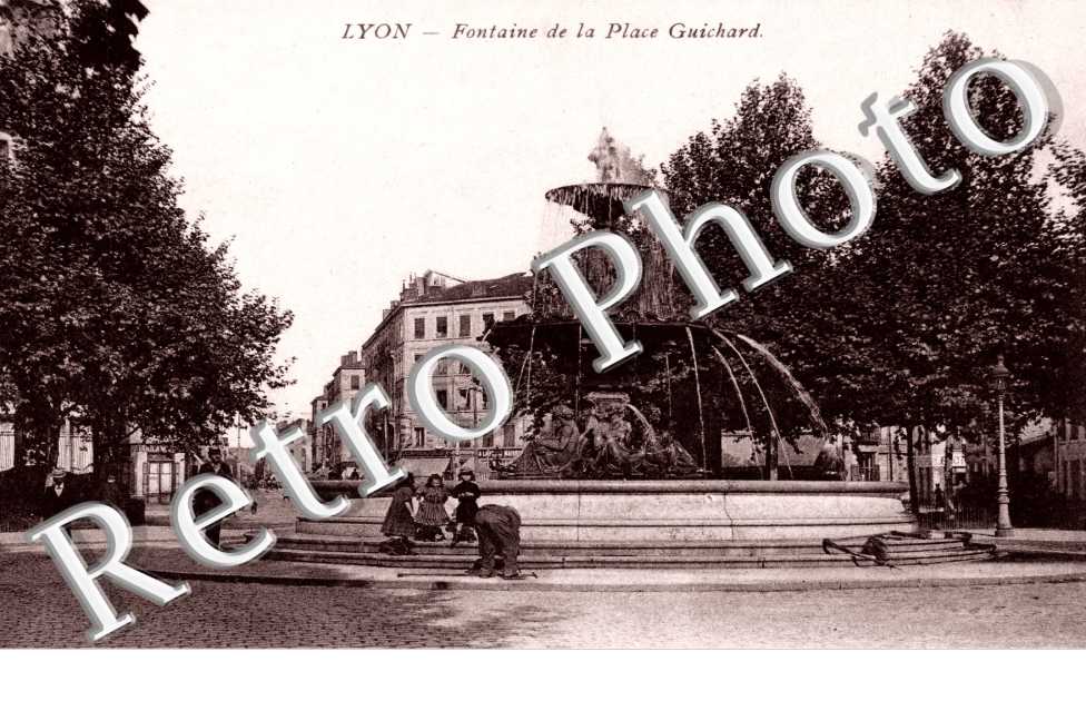 FONTAINE DE LA  PLACE GUICHARD