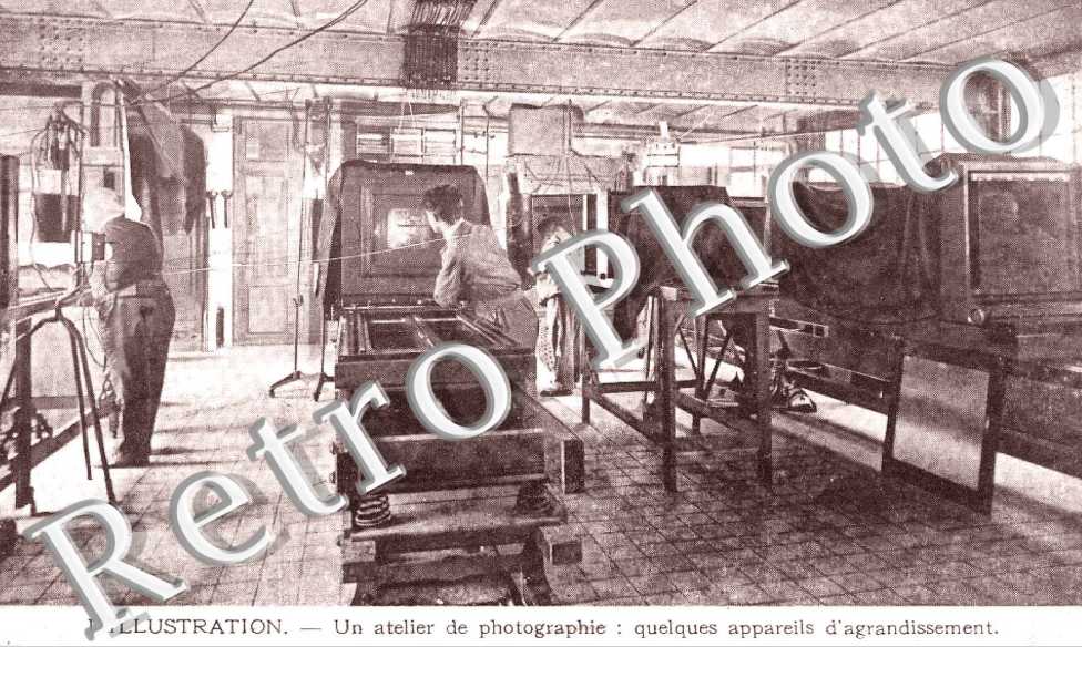  Rue Saint Georges L&#039;Illustration - un atelier de photographie: quelques appareils d&#039;agrandissement