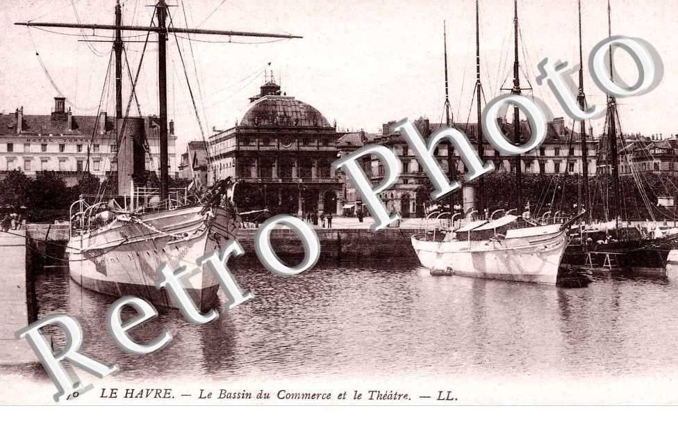 LE BASSIN DU COMMERCE et le théâtre (bateau)