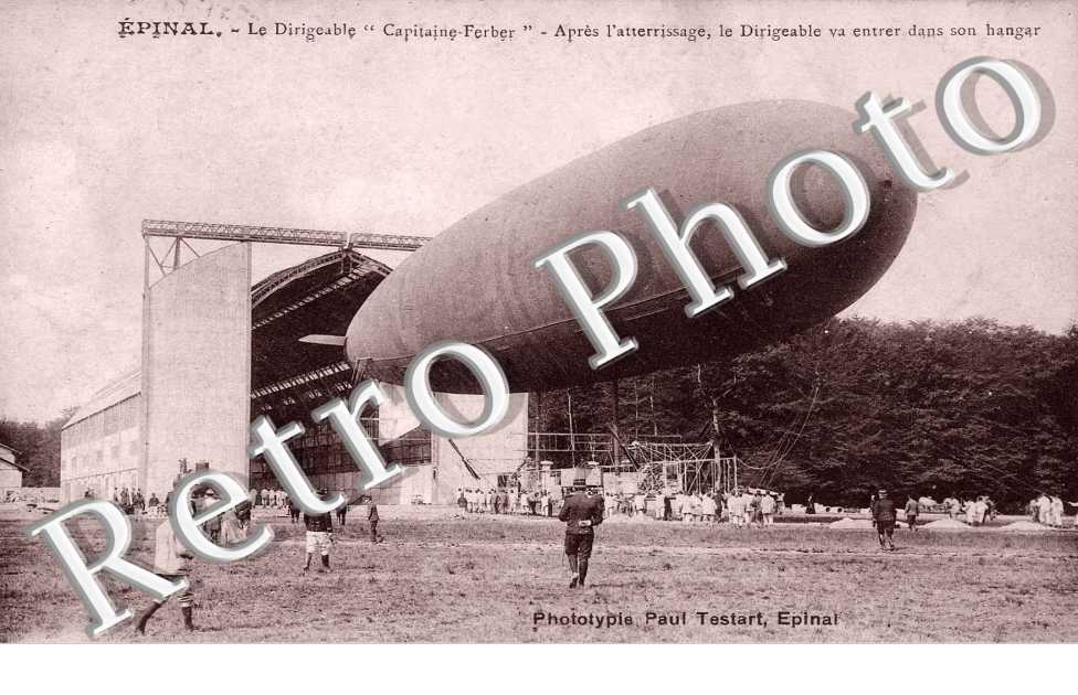 Le dirigeable "capitaine-Ferber" - apres l'atterrissage le drigeable entre dans son hangar