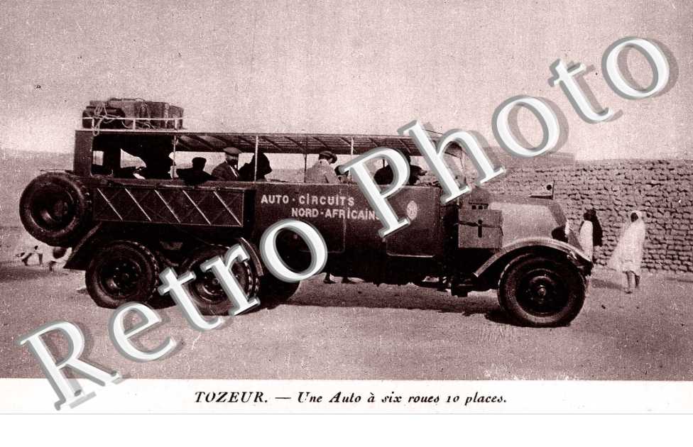 Une automobile a six roues et 10 places