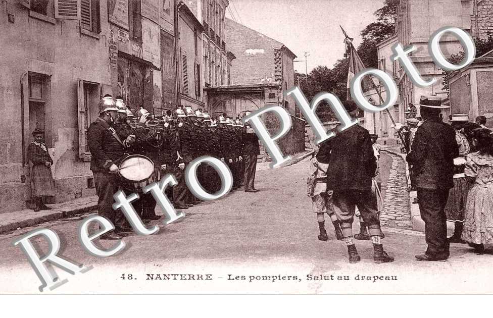 Les pompiers Salut au drapeau