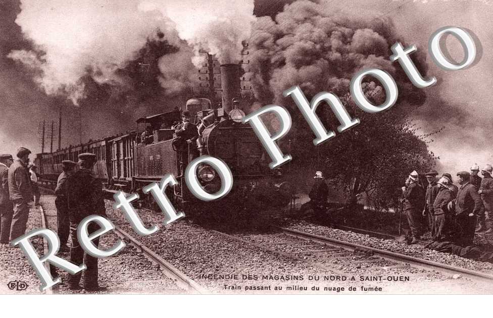TRAIN PASSANT AU MILIEU DU NUAGE DE FUMEE 