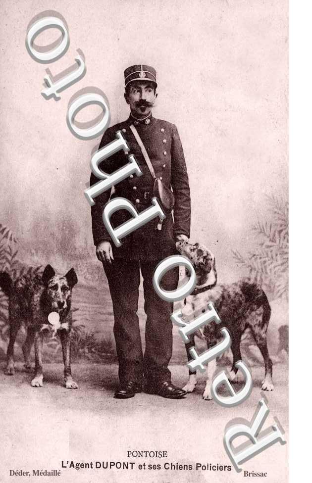 L&#039;agent Dupont et ses chiens policiers - police