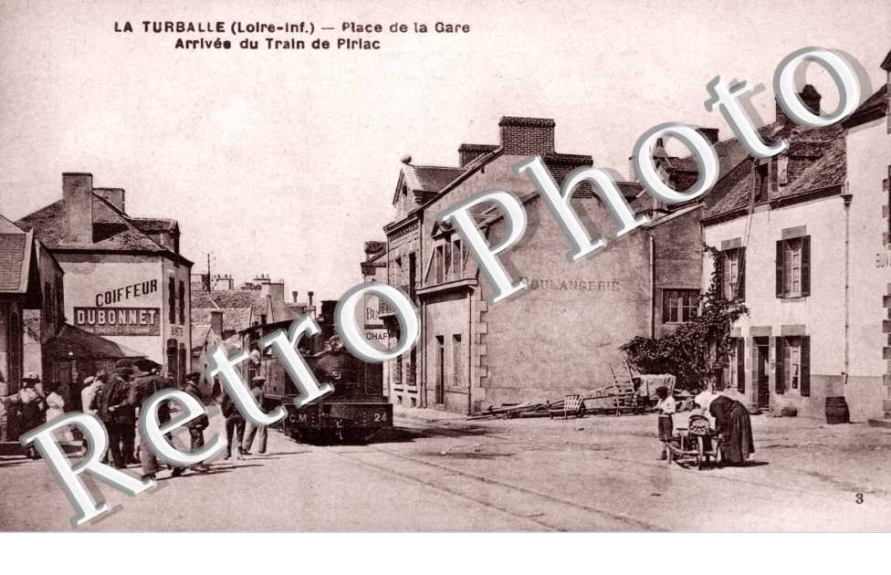 place de la gare - arrivee du train de Piriac