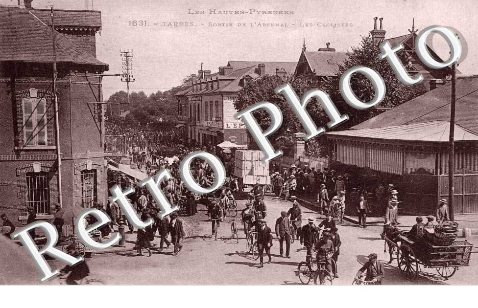 LA SORTIE DE L&#039;ARSENAL- LES CYCLISTES