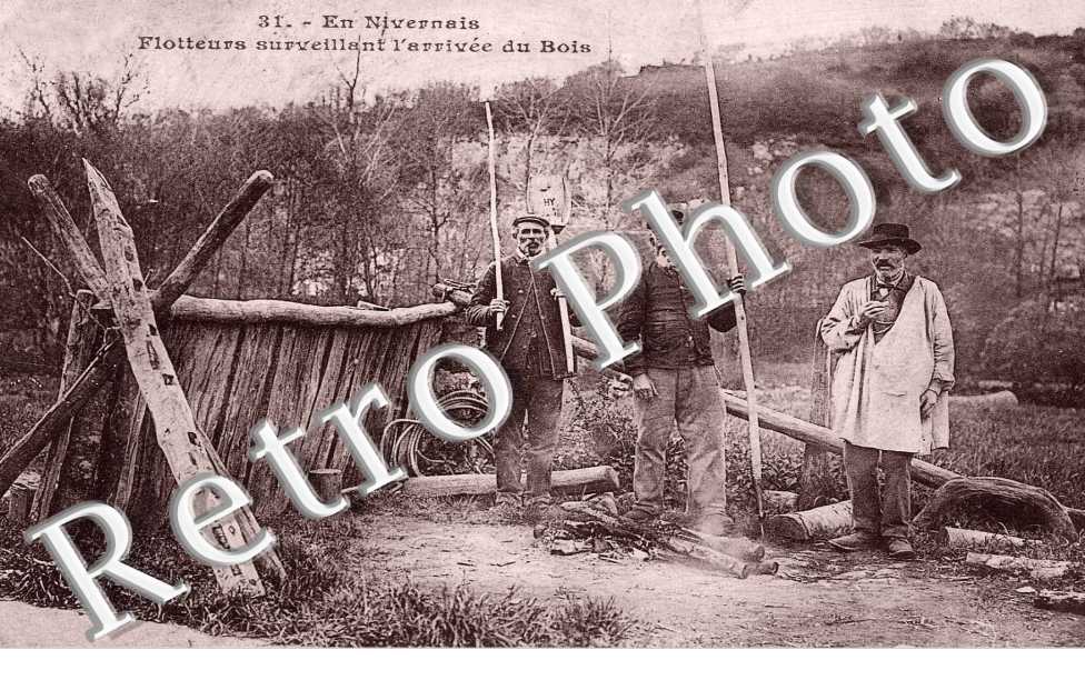 Flotteurs surveillant l&#039;arrivee du bois