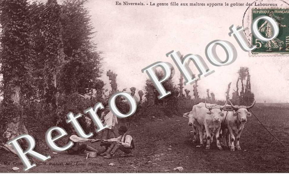 La gente fille aux maitres apporte le gouter des laboureux