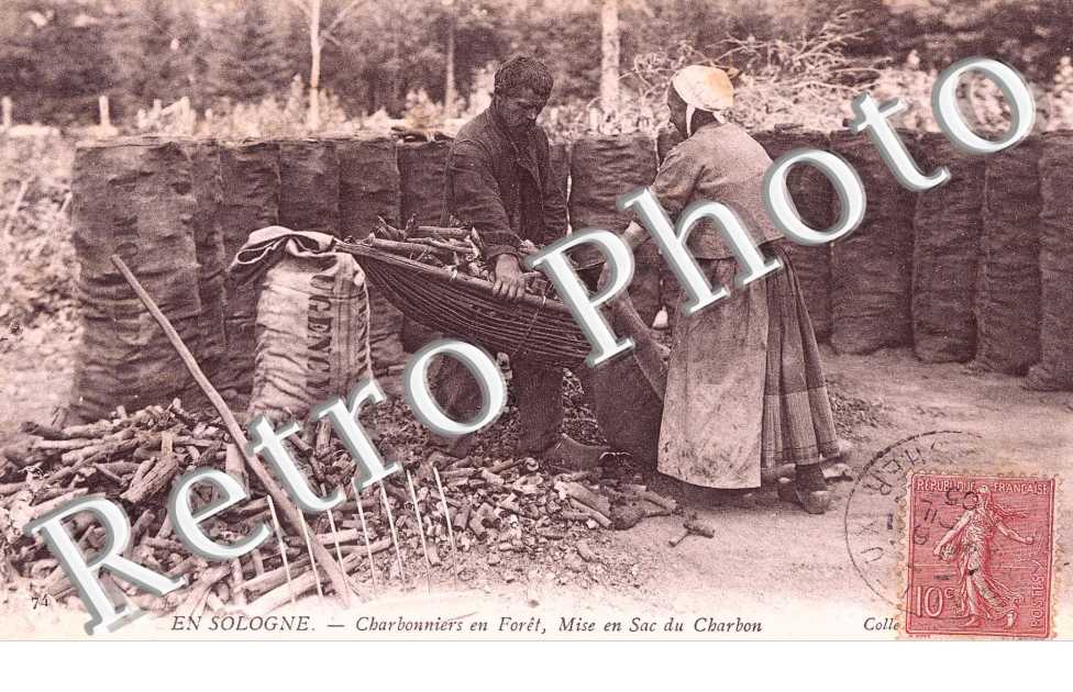 Charbonniers en foret - Mise en sac du charbon