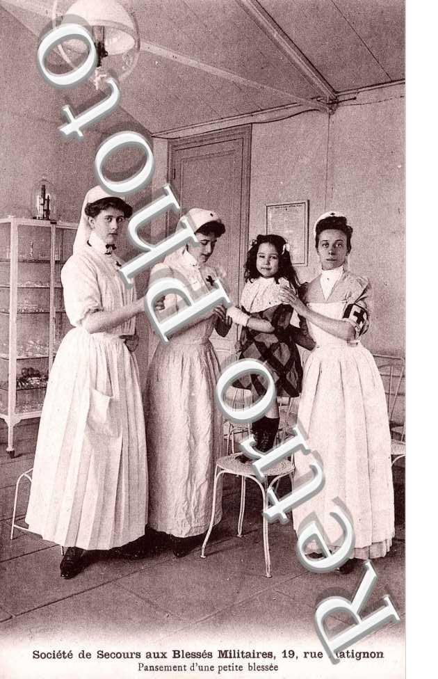 societe de secours aux blesses militaires 19 rue Matignon Pansement d&#039;une petite blessee