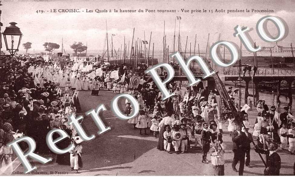 Les quais a la hauteur du pont tournant le 15 aout