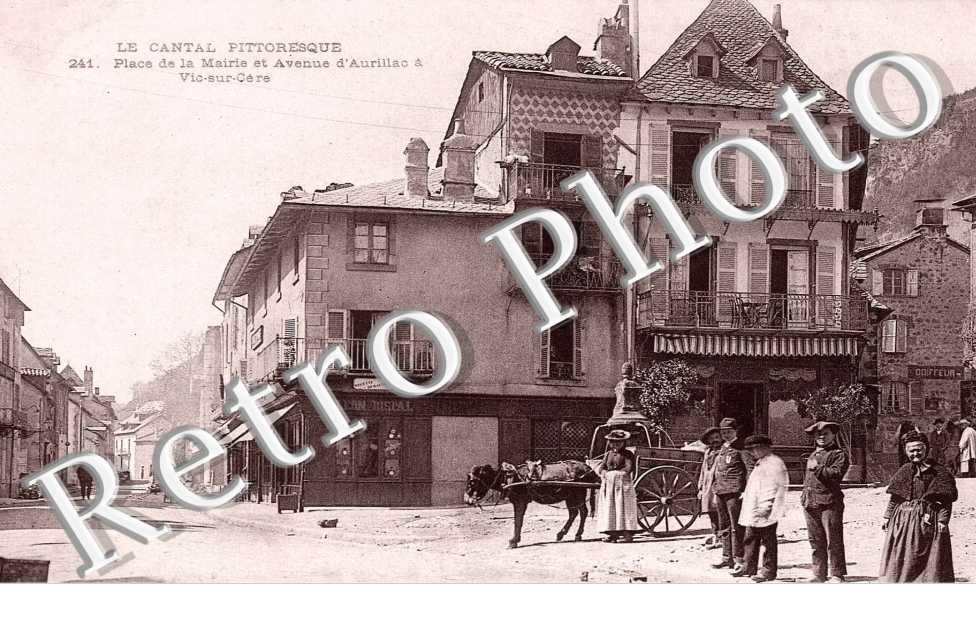 place de la mairie et avenue d&#039;Aurillac