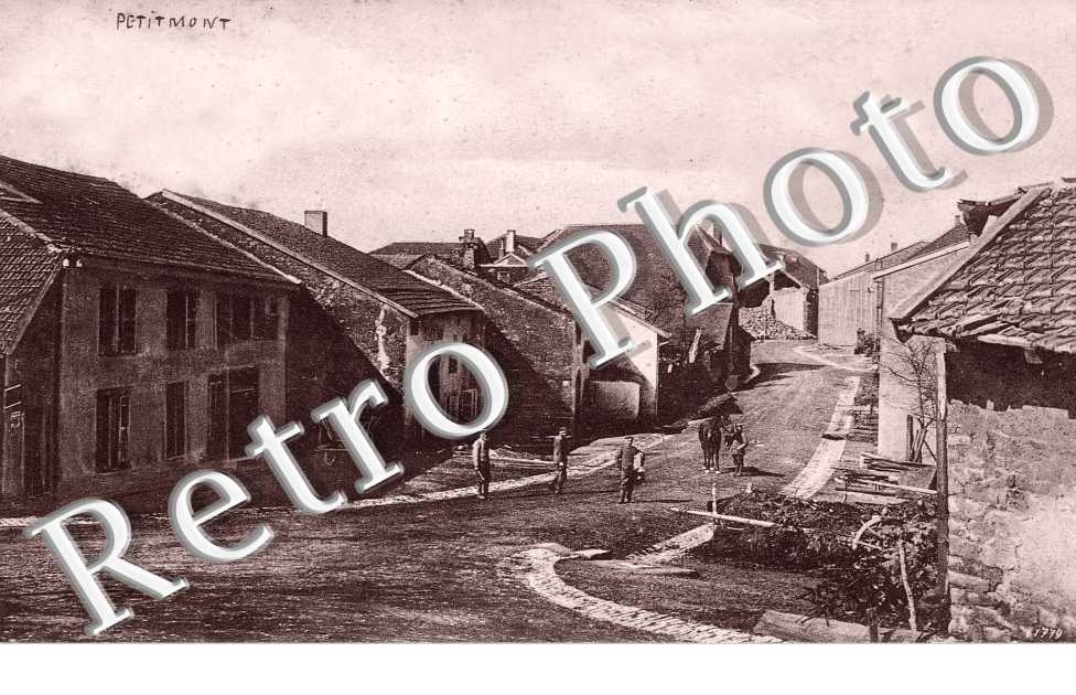 ( une rue du village )