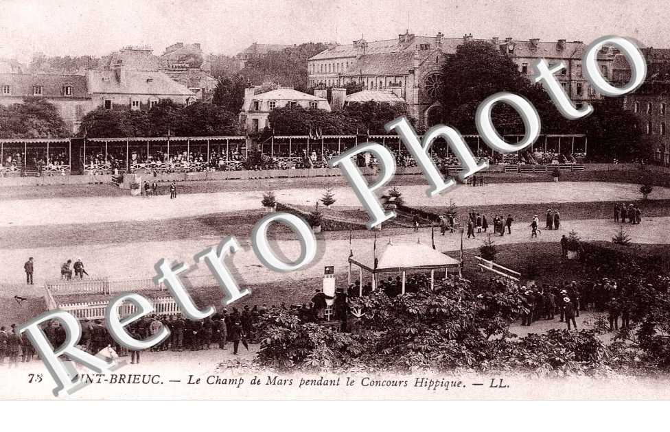 le champ de Mars pendant le concours Hippique 