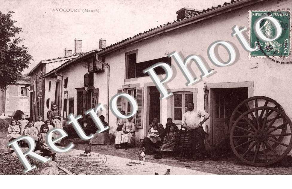 Une rue avec commerce